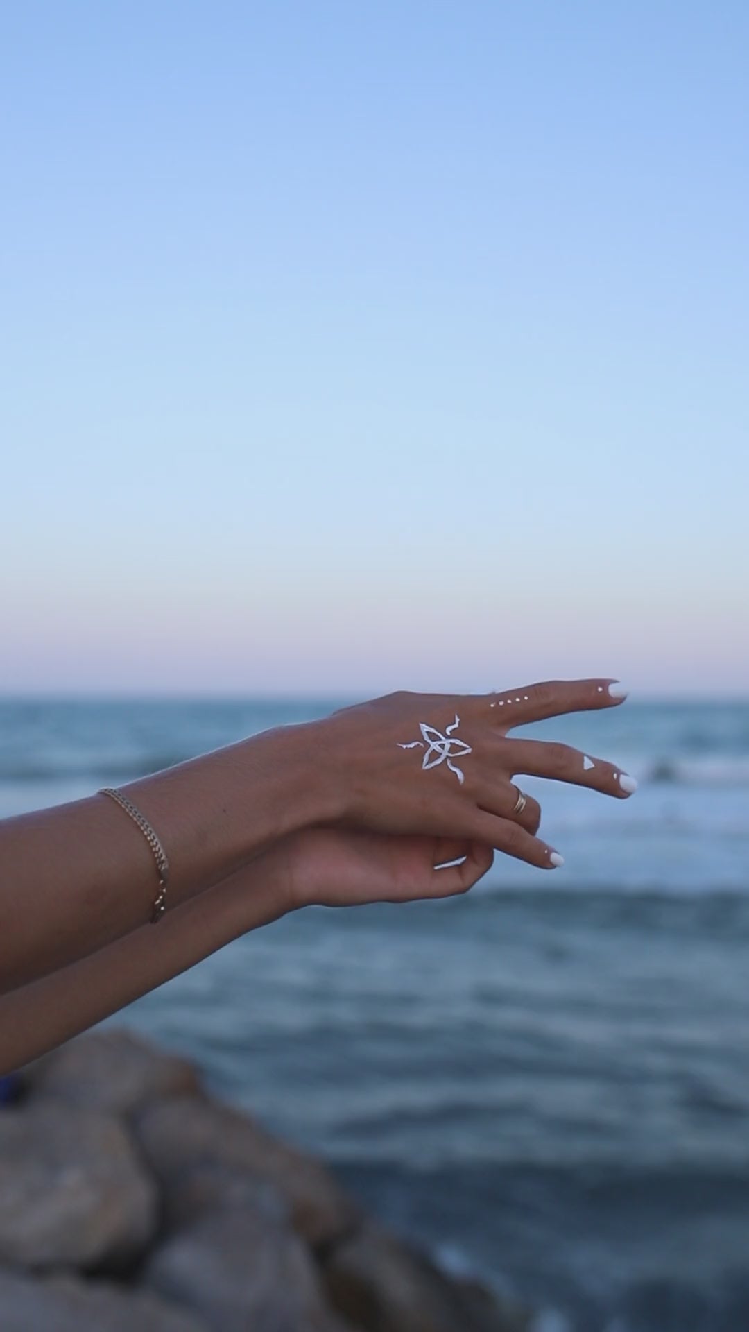 טוען סרטון: 